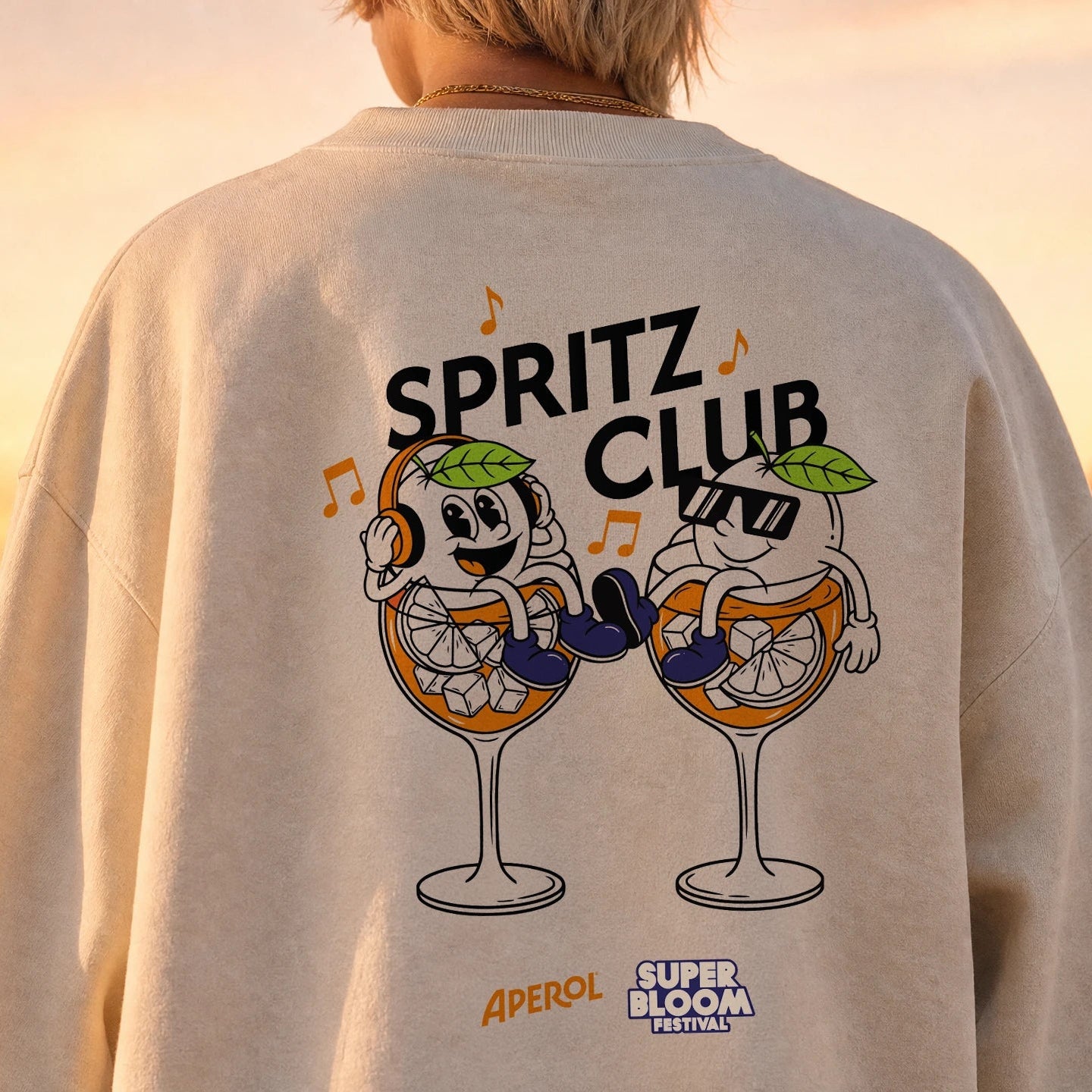 Rückseite eines Aperol x SUPERBLOOM Sweatshirts in Creme mit Spritz Club Motiv und zwei Gläsern.