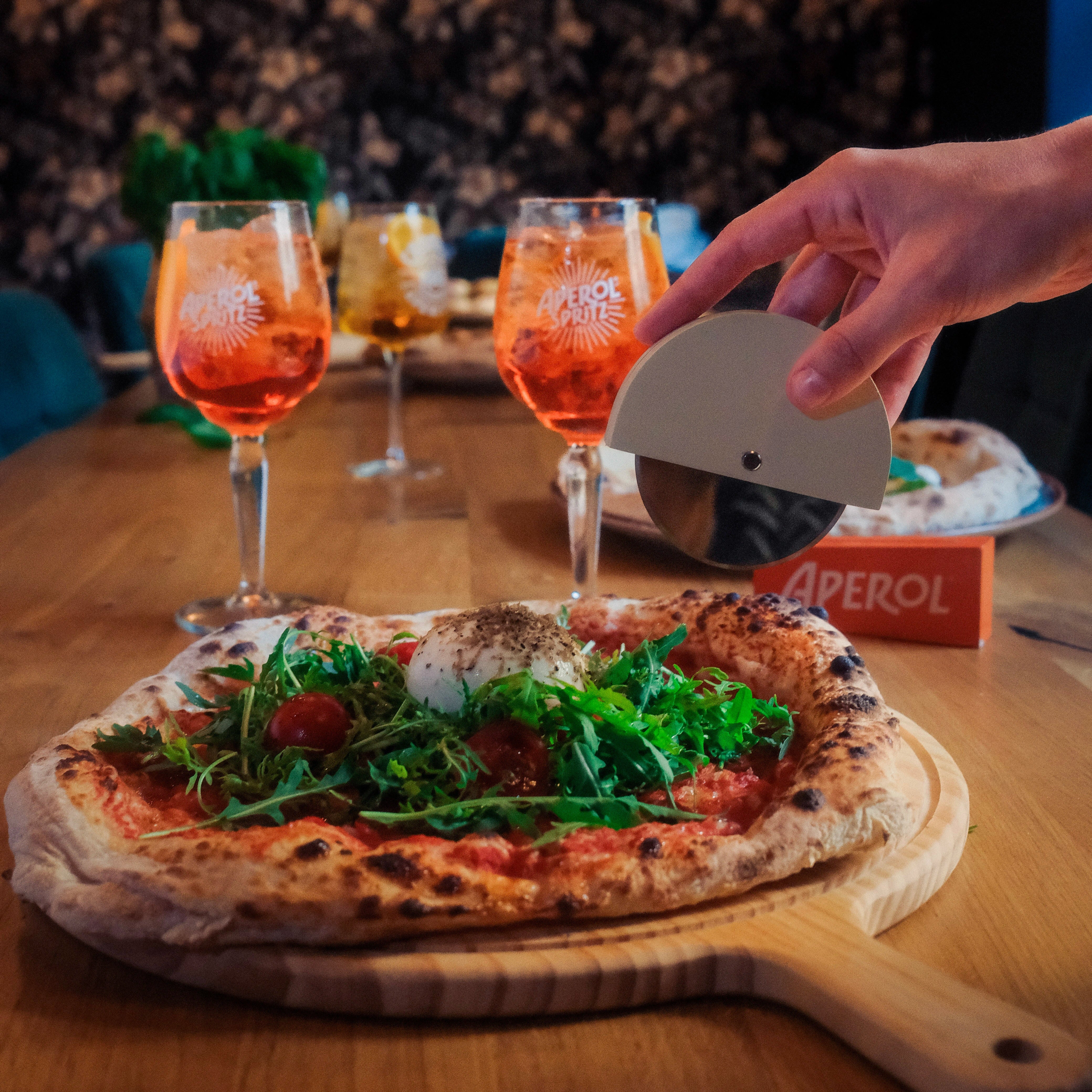 APEROL PIZZASNIJDER MET STIJLVOL HOUTEN BLOK