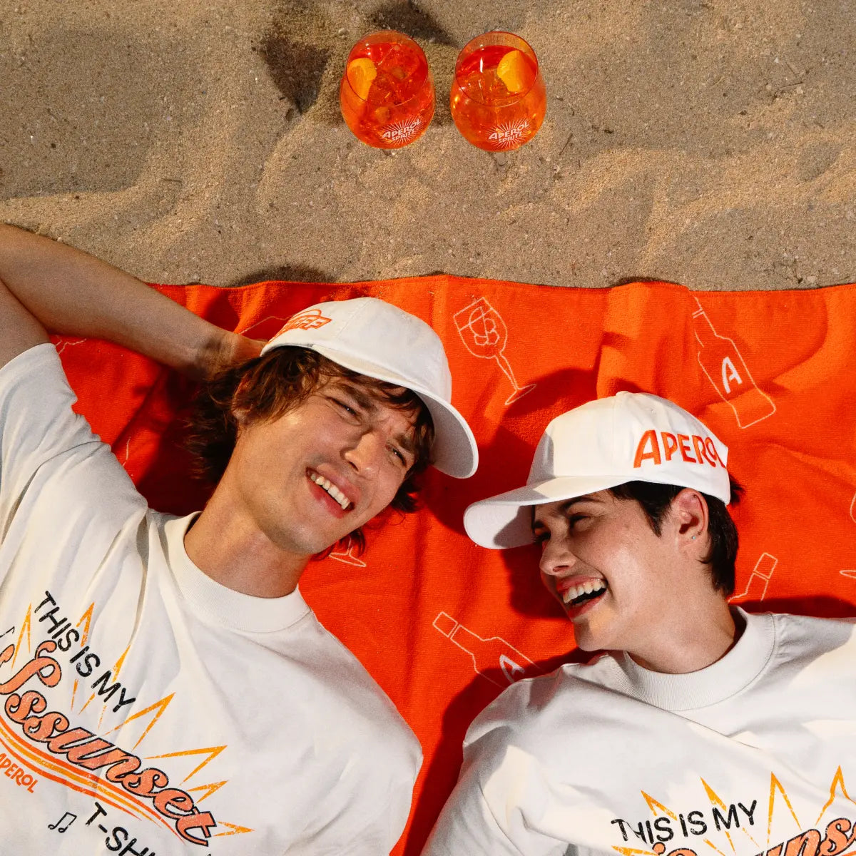 WEISSE KAPPE MIT GESTICKTEN APEROL UND SSSTUFFF LOGOS