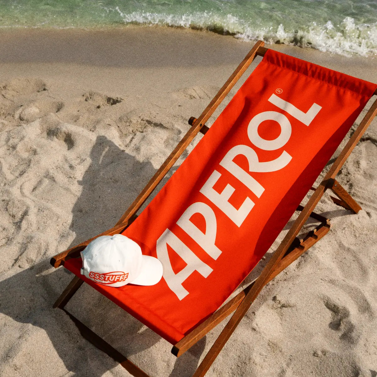 WEISSE KAPPE MIT GESTICKTEN APEROL UND SSSTUFFF LOGOS