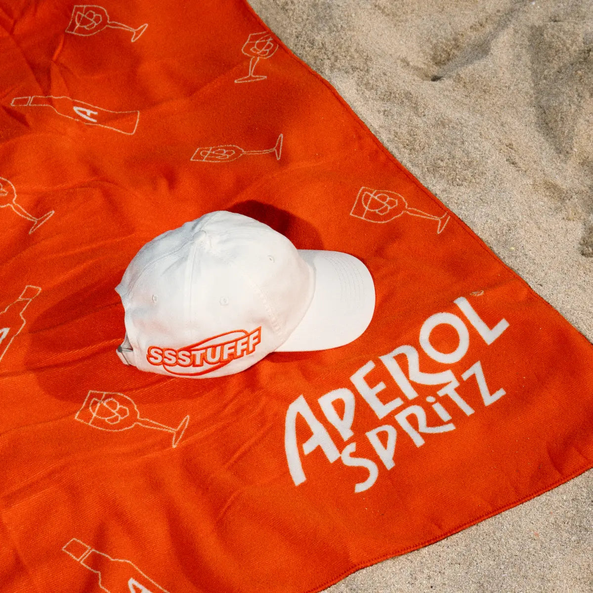 WEISSE KAPPE MIT GESTICKTEN APEROL UND SSSTUFFF LOGOS