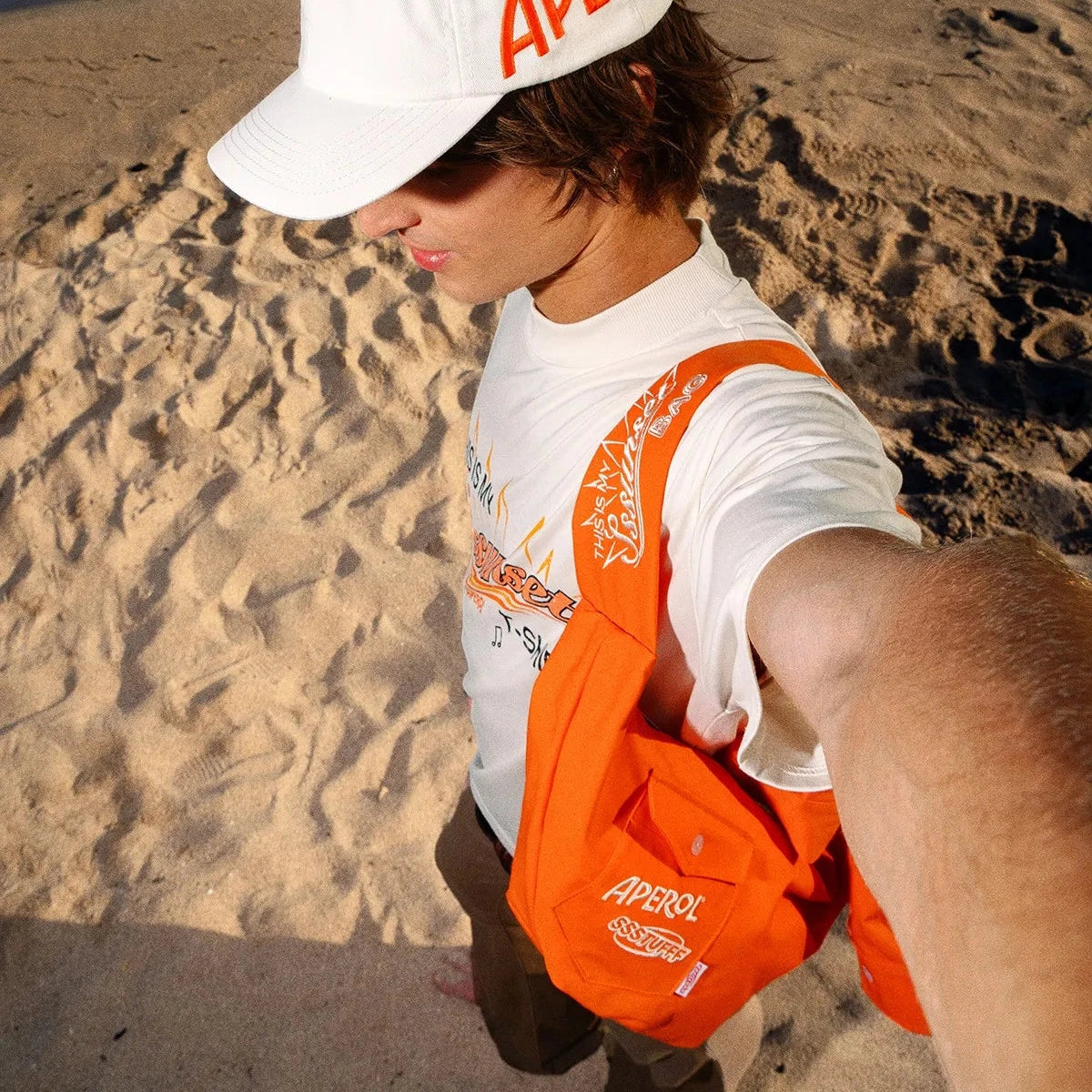 WEISSE KAPPE MIT GESTICKTEN APEROL UND SSSTUFFF LOGOS