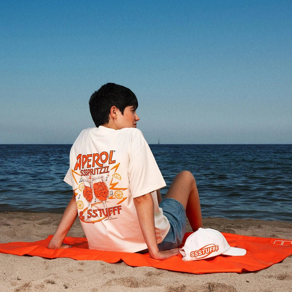 WEISSE KAPPE MIT GESTICKTEN APEROL UND SSSTUFFF LOGOS