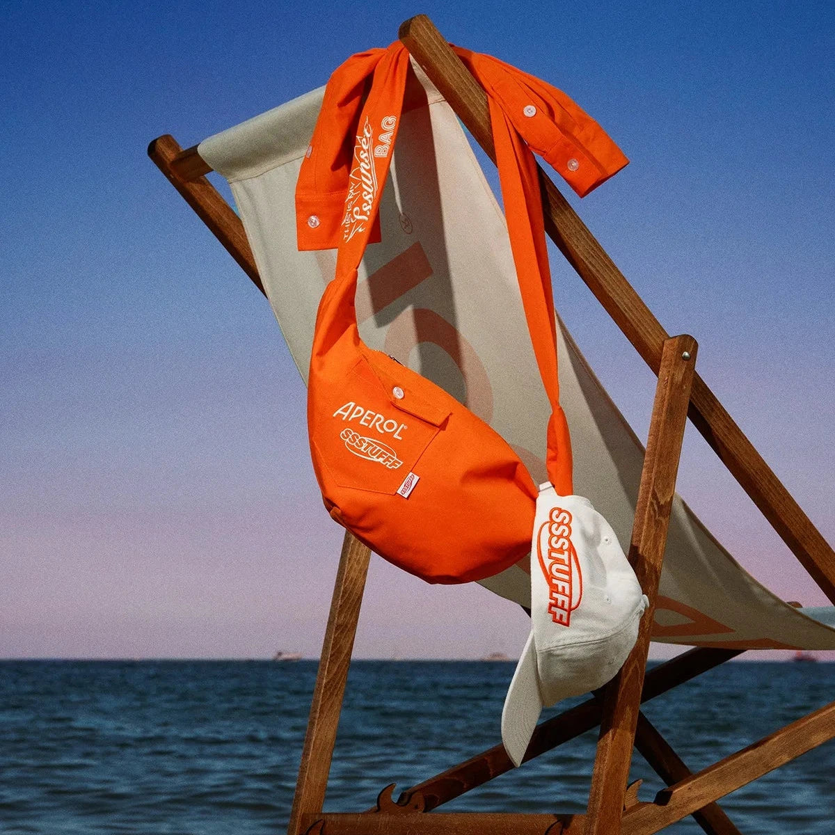 WEISSE KAPPE MIT GESTICKTEN APEROL UND SSSTUFFF LOGOS