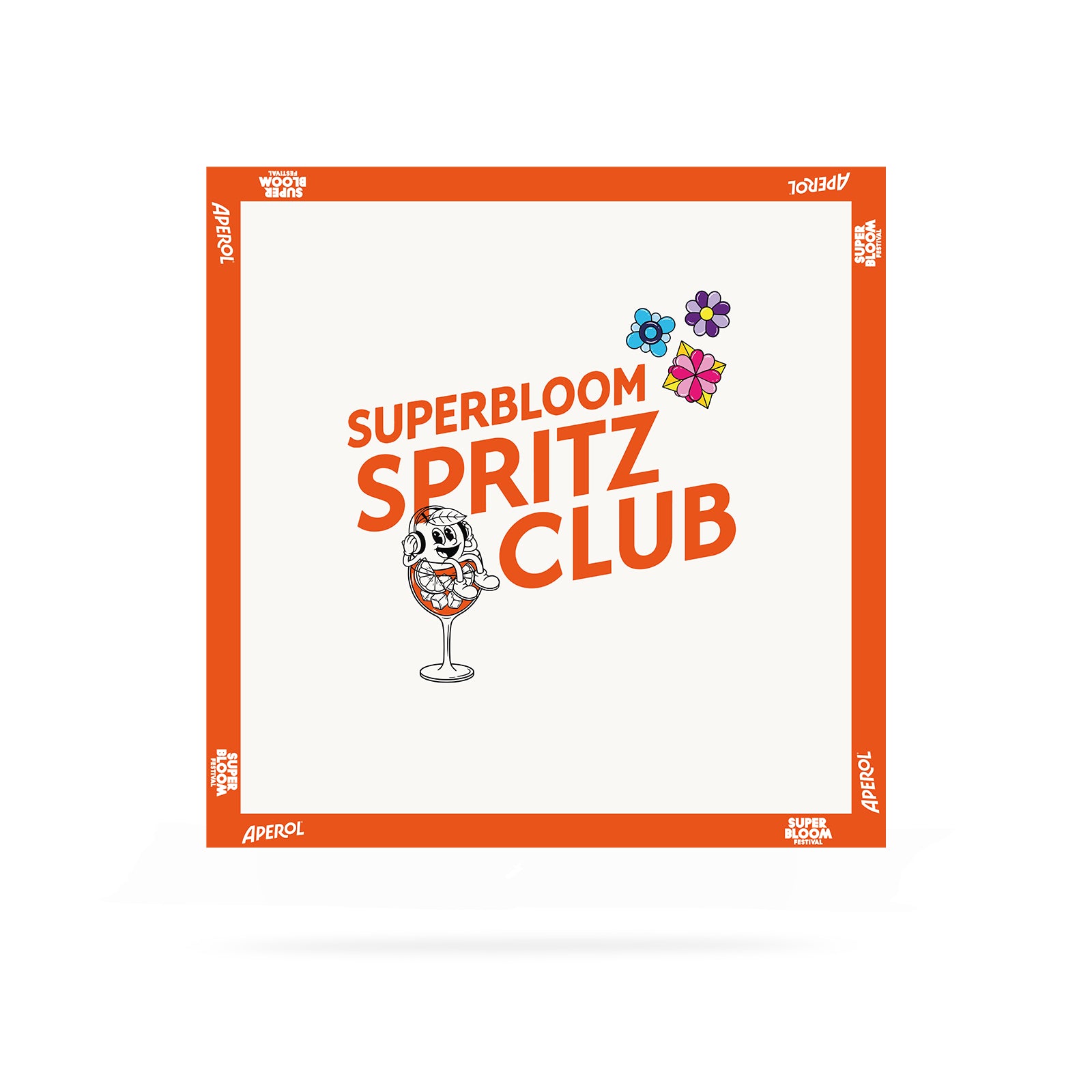 Aperol x SUPERBLOOM Satinbandana in Weiß und Orange mit Spritz Club Logo und Blumenmuster.