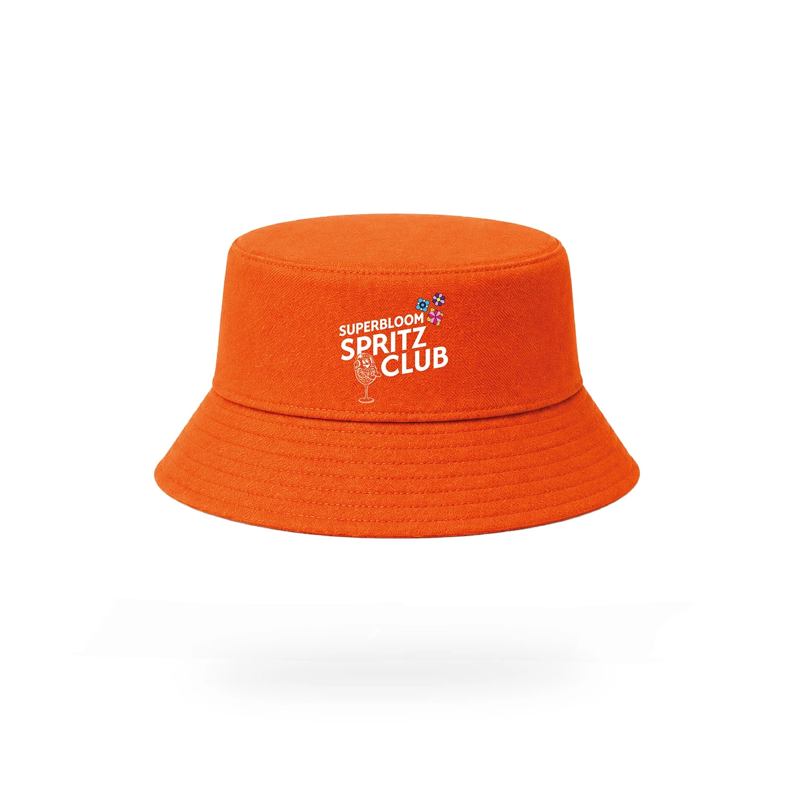 Aperol x SUPERBLOOM Fischerhut in Orange mit weißem SUPERBLOOM SPRITZ CLUB Logo und Blumenmuster.