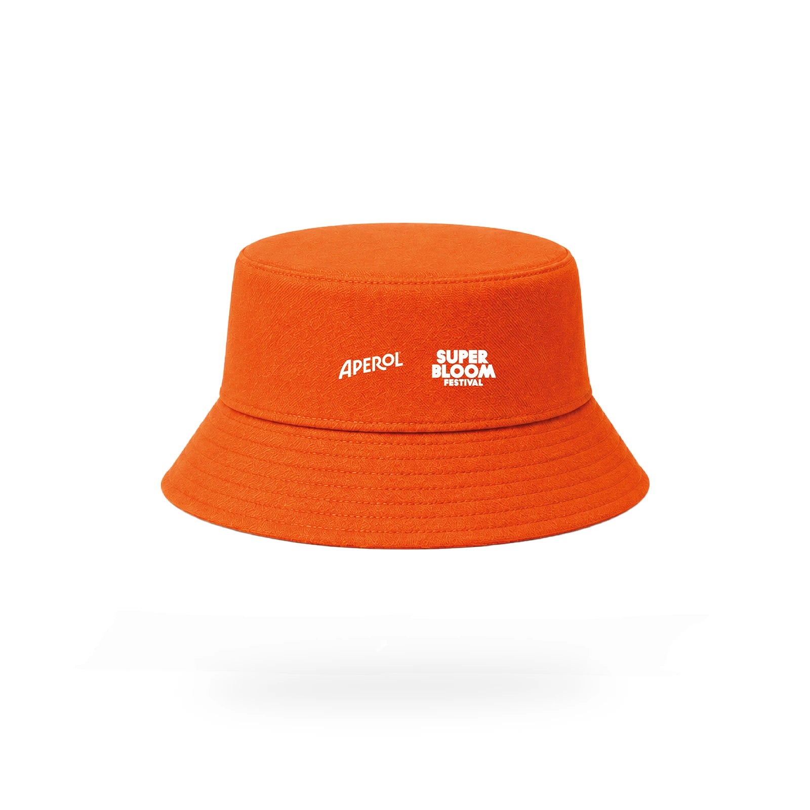 Aperol x SUPERBLOOM Bucket Hat in Orange mit weißen Aperol- und Superbloom-Festival-Logos.