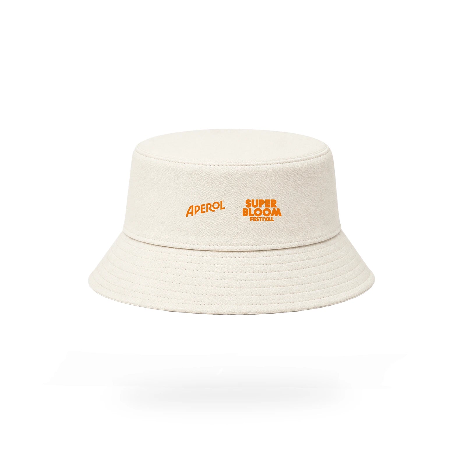 Aperol x SUPERBLOOM Fischerhut in Creme mit orangefarbenen Logos vorne.